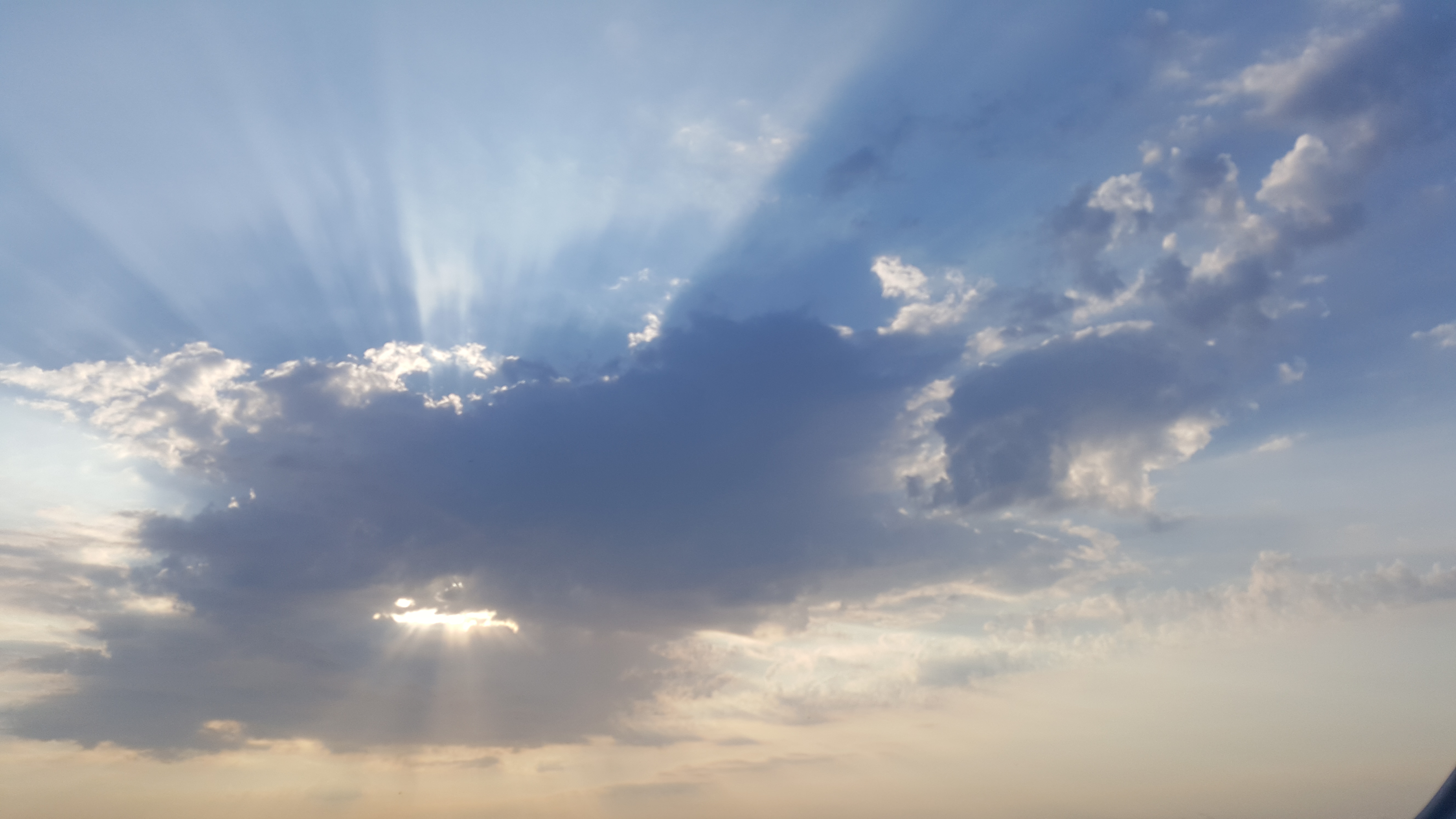 Soarele la rasarit printre norii de la malul marii in Delta